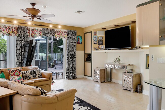 Building Photo - 2070 Chagall Cir