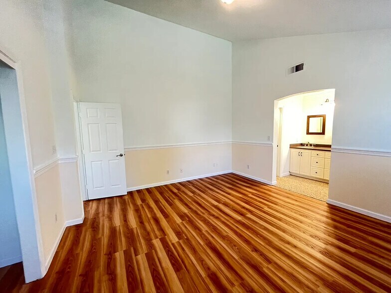 Building Photo - 2082 E Minarets Ave