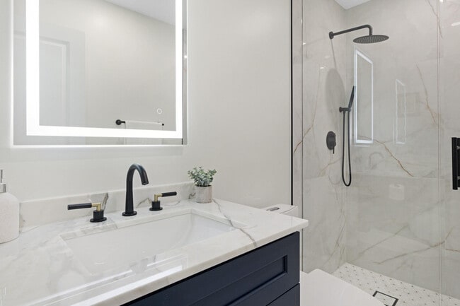 Building Photo - 6213 Bay Club Dr