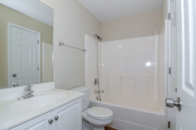 Building Photo - Updated 2 Bed 2 Bath Townhouse!