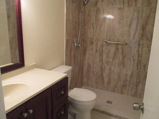 Building Photo - 224 Lake Dora Dr