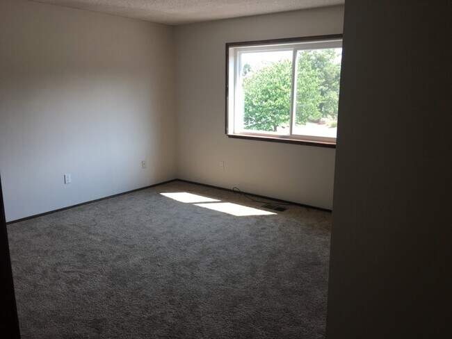 Building Photo - 15185 Broili Dr