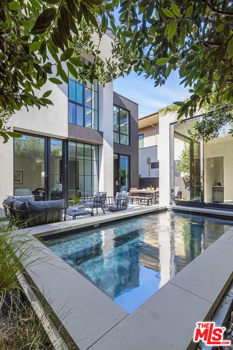 Building Photo - 8890 Rosewood Ave