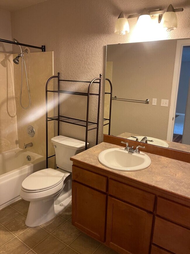 Building Photo - Spacious Condo in North Seattle!