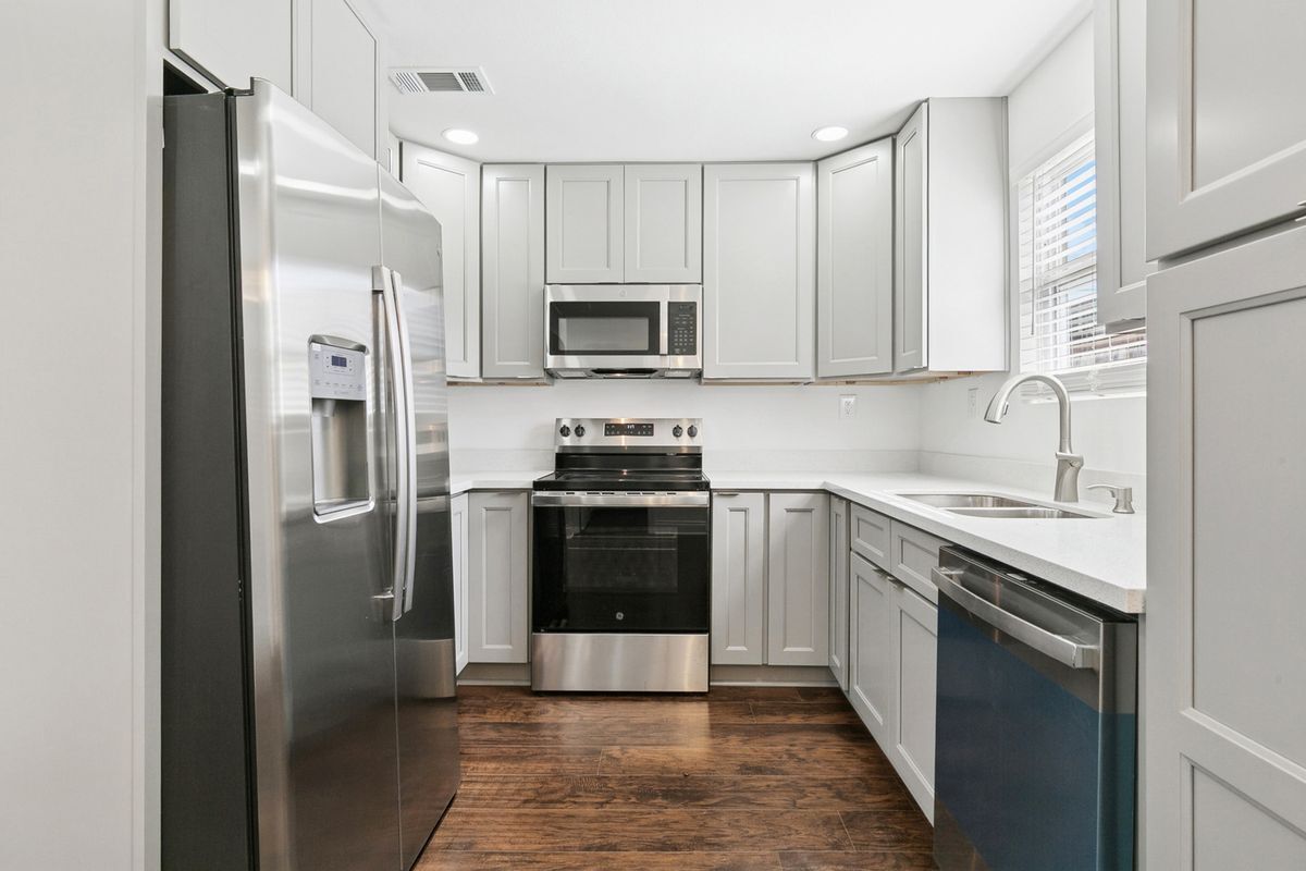 Building Photo - 2420 Dubreuil St