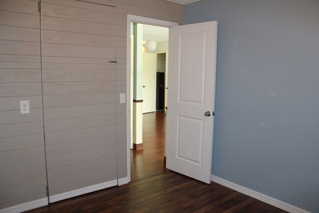 Building Photo - Beautiful 2 bedroom Lakefront Home