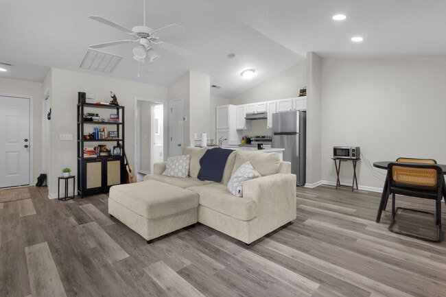 Building Photo - 3825 Elizabeth Ave