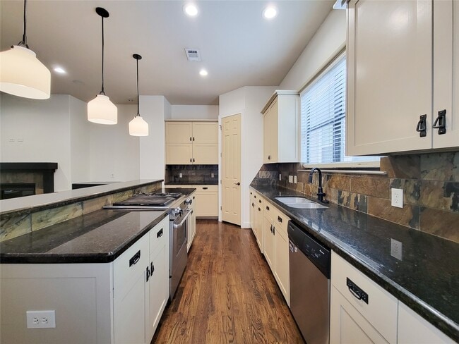 Building Photo - 1605 W 14th St