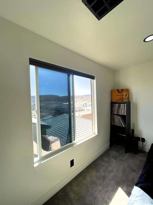 Building Photo - 543 Stewart Crk Cv