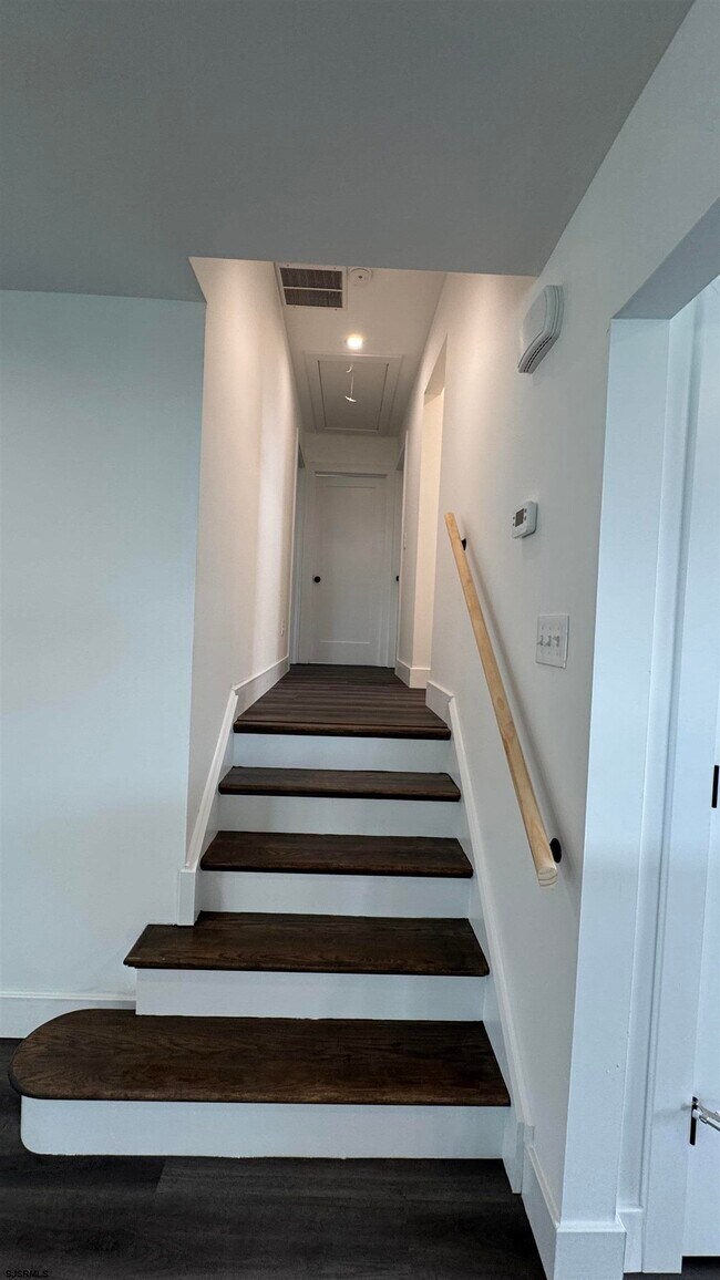 Building Photo - 566 N Elberon Ave