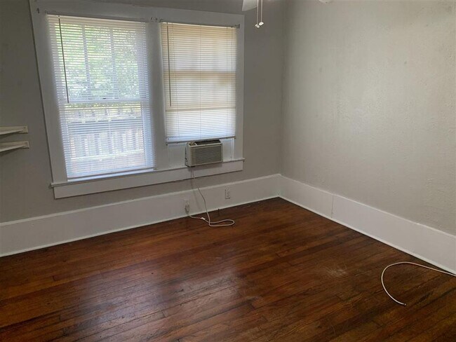 Building Photo - 410 8th Ave W