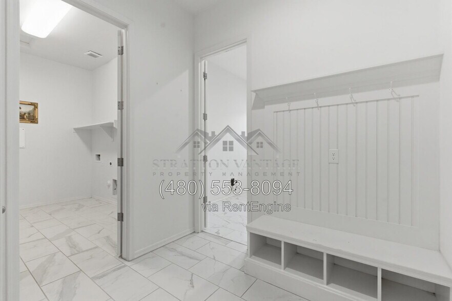 Building Photo - 1083 E Holland Park Dr