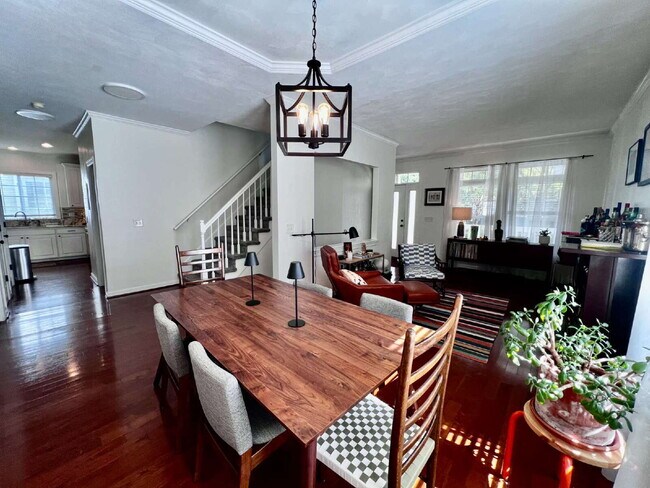 Building Photo - Charming 4 Bedroom home Near Virginia Beach Oceanfront!