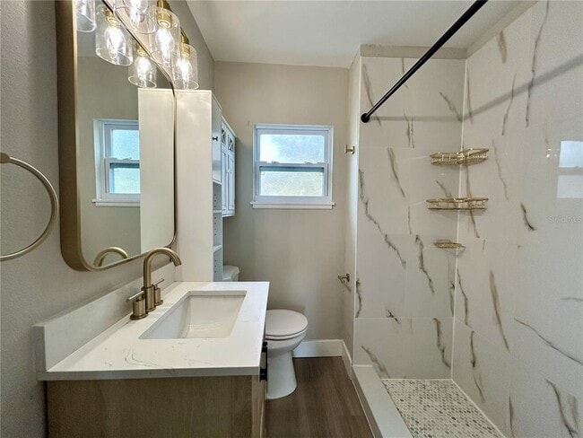 Building Photo - 706 E Flora St