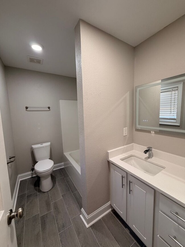 Building Photo - Newly Renovated!