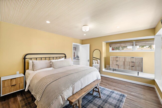 Building Photo - Beautifully Remodeled Rossmoor Home in a P...