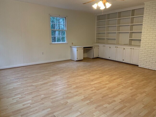 Building Photo - 4 BR 3 BATH in Cedar Creek!