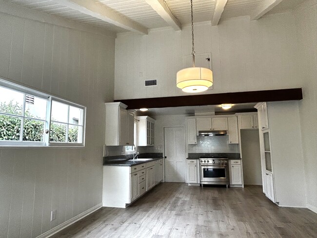 Building Photo - 6629 Sunnyslope Ave