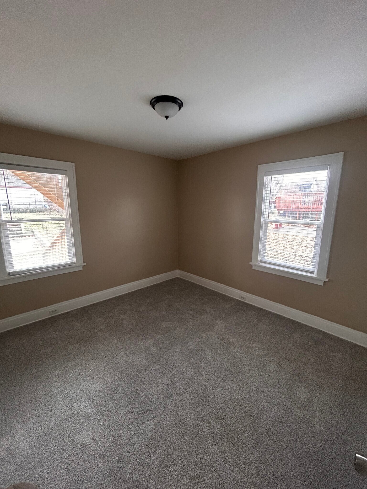 Building Photo - 4377 Saint Lawrence Ave