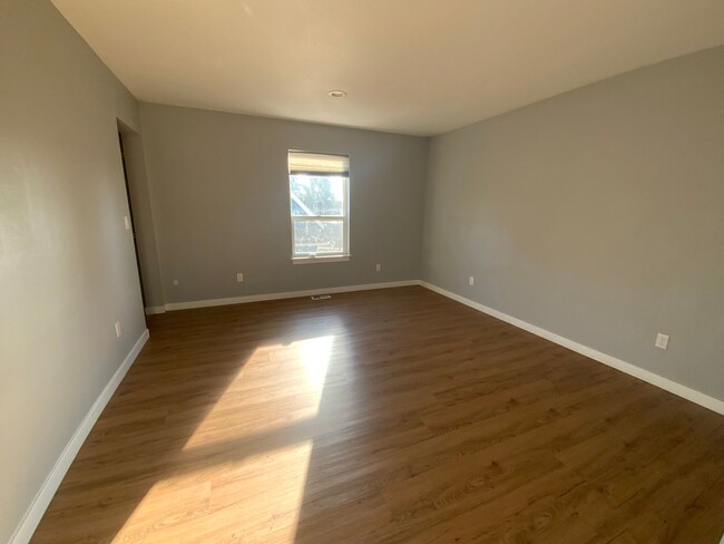 Building Photo - Newly Remodeled Tacoma Gem - Big and Spaci...