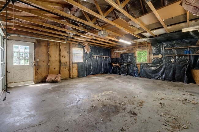 Building Photo - NEW LISTING! 3 BEDROOM HOUSE!