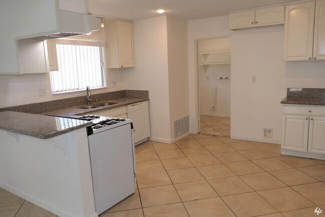 Building Photo - 466 E Molino Rd