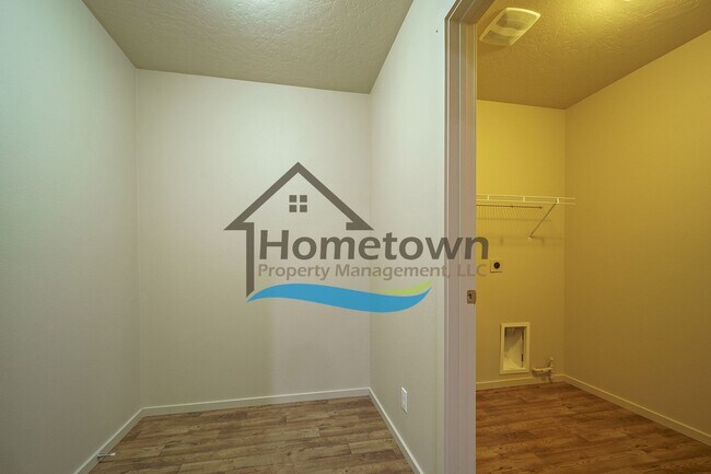 Building Photo - 3 Bedroom 2 Bathroom Home with Attached 2 ...