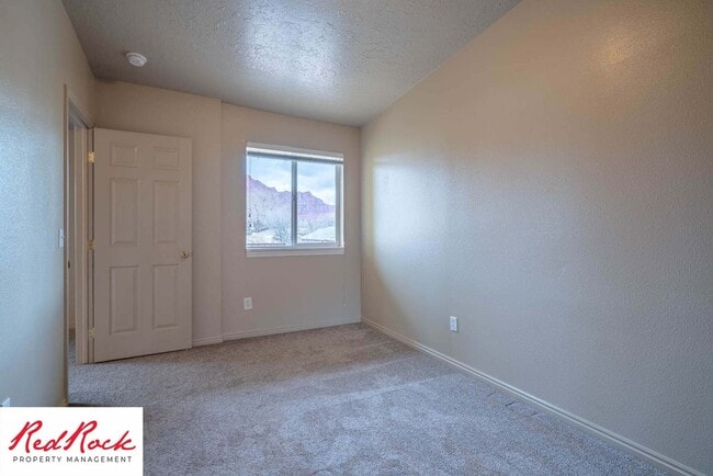 Building Photo - Dog Friendly! Great 2 Bedroom, 2 Bathroom ...