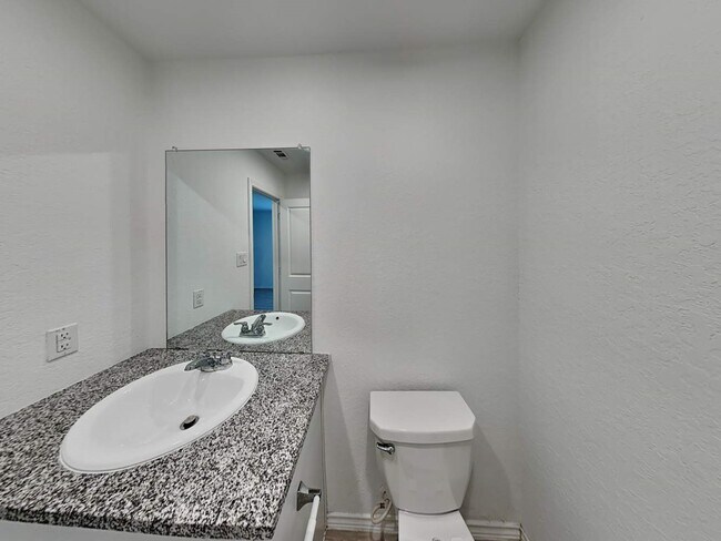 Building Photo - 116 Hollywood Dr