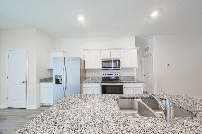 Building Photo - Beautiful Home 3/2/2 Home