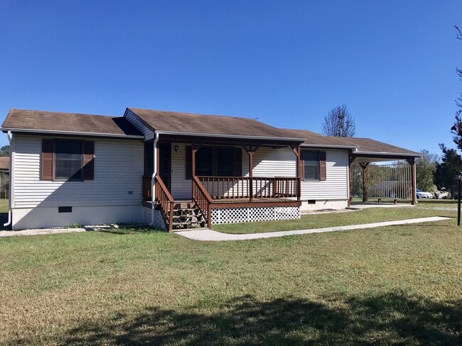 Building Photo - 3 Bedroom/2 Bathroom Home