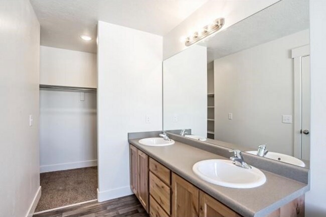 Building Photo - 832-834 Lennox St