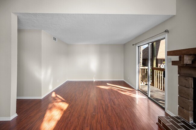 Building Photo - 705 Davis Rd