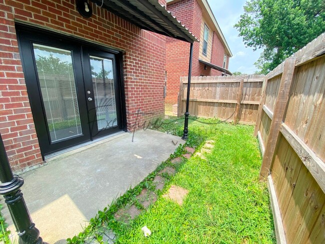 Building Photo - Updated 2-Bed Townhouse Steps from McNeese...