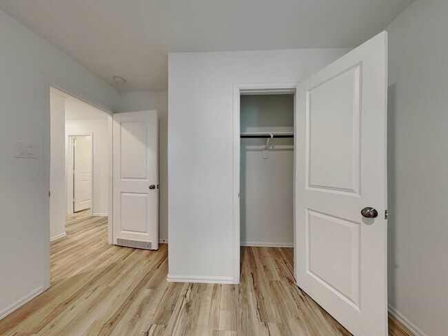 Building Photo - 18714 Mercer Fls Dr