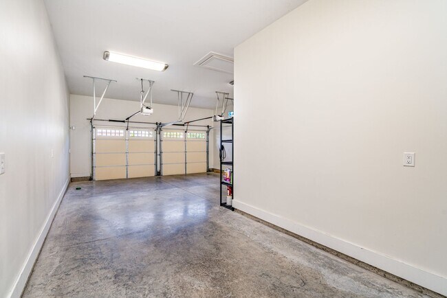 Building Photo - Stunning all one-level home in Hendersonvi...