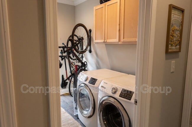 Building Photo - 933 E Churchwell Ave