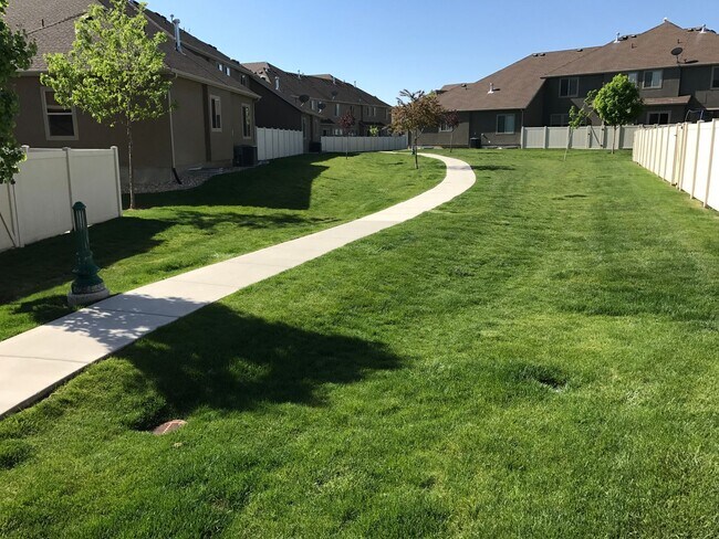 Building Photo - Beautiful 4 bedroom Riverton Townhome for ...