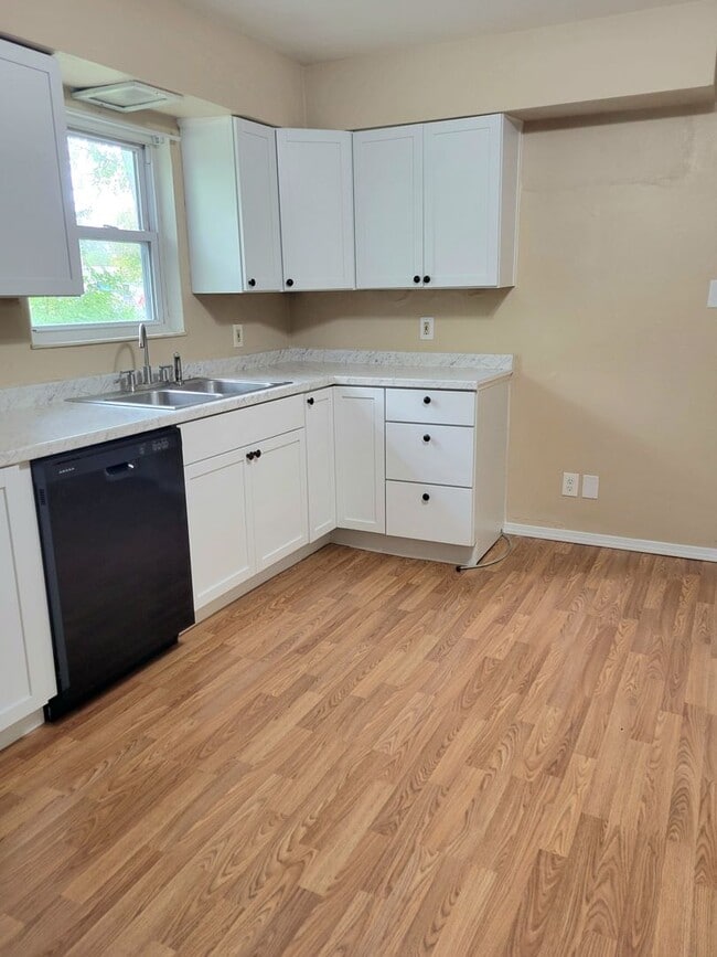 Building Photo - Renovated and Ready to Rent...7 Bradley, P...