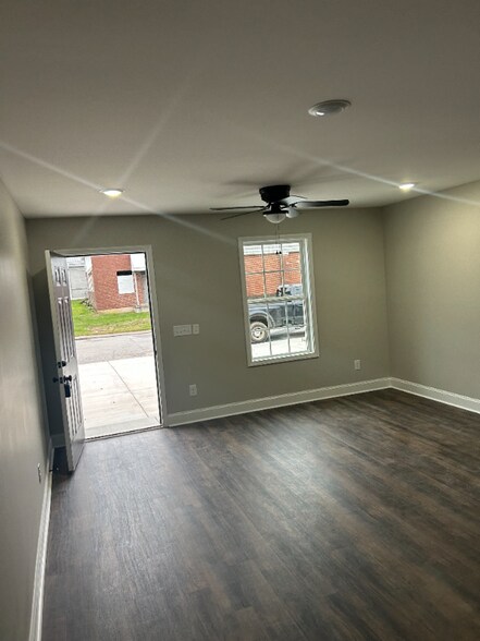 Building Photo - 209 Colonial St