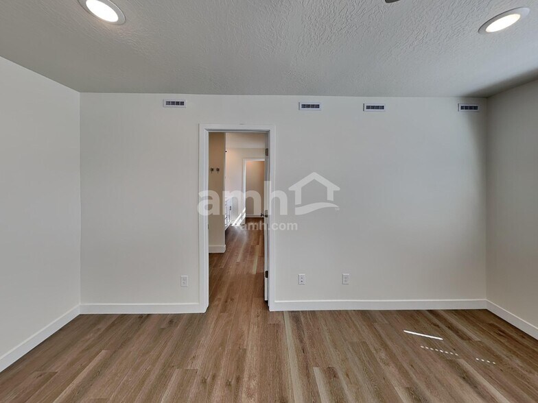 Building Photo - 8942 S John Annie Ln