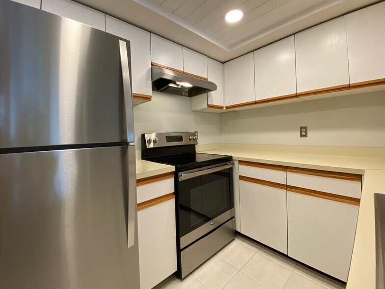 Building Photo - 100 Helmsman Way