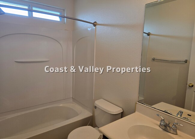 Building Photo - Salinas Home for RENT!!!