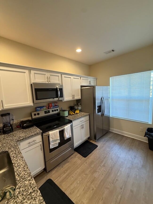 Building Photo - Two Bedroom Townhome