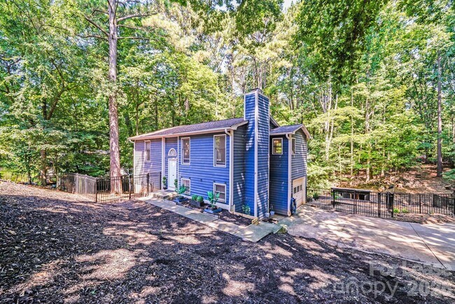 Building Photo - 2116 Bon Villa Way