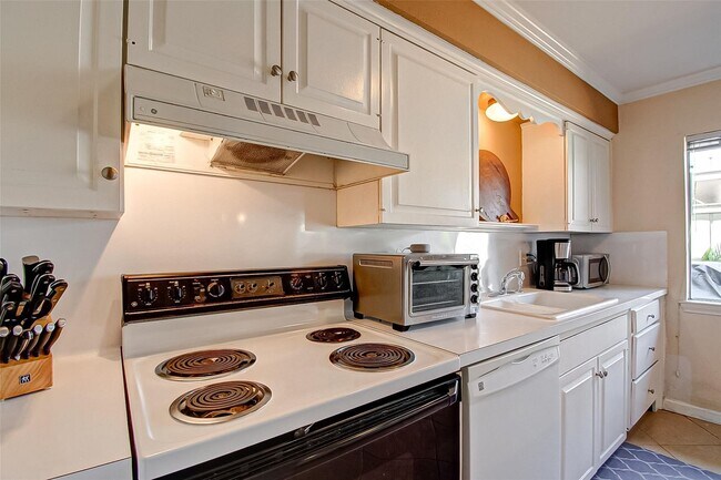 Building Photo - 6332 Chevy Chase Dr