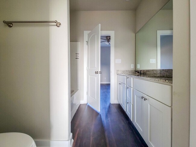 Building Photo - Beautiful 3 BR, 2 BA in Corsicana