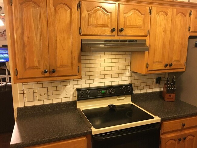 Building Photo - Available JULY 1st! Beautiful clean open concept home!