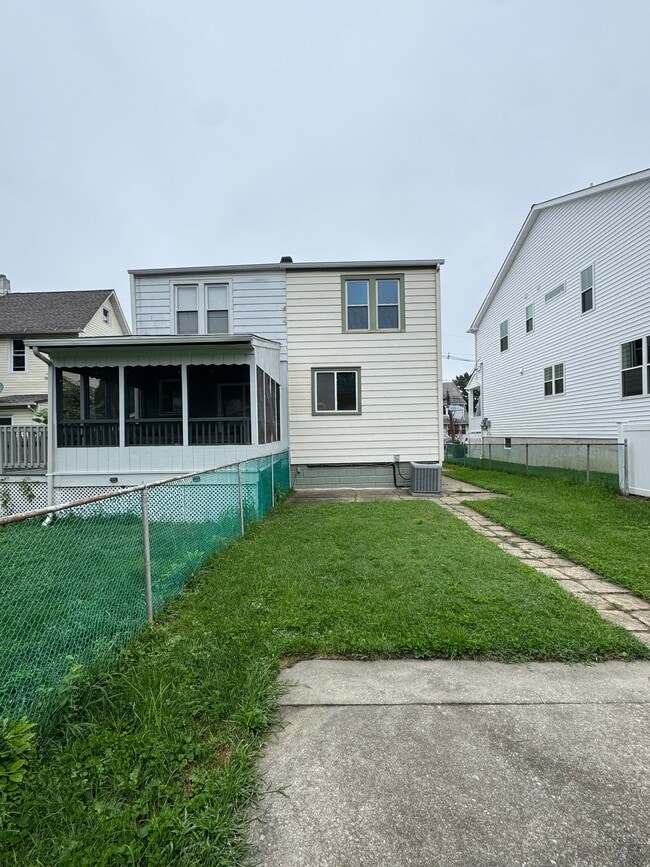 Building Photo - 222 Emerald Ave