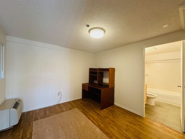 Building Photo - 2 bedroom, 2 Bathroom, 2 Parking (Waialae ...